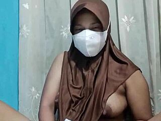 예쁜 히잡 여대생 집 빈 틈 타 항문 딜도 자위