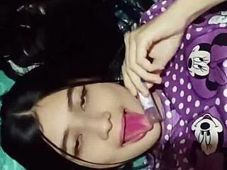 我是那個淫蕩拉丁鄰居闖進來看白人鄰居露大奶自慰