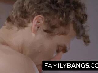 天啊familybangs性控姐克洛伊·卡普里扑向继弟大屌和迈克尔·维加斯