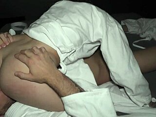 أزواج كبيرة تنيك آسيوية شابة في ثلاثي جامعي منزلي