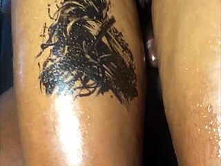 Hey, dolgun siyah kalçalarında uyluk sikişi el işi ve parmaklama ister misin?