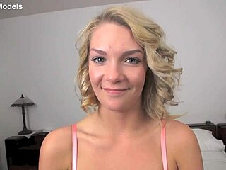 ¿Aguanta la rubia petite 18+ Ally Brooks esta mamada POV con verga enorme y corrida facial en sus tetitas?