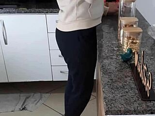 Pastorka, ne moreš počivati niti med zajtrkom brez da te nagnem za tabu jebanje in creampie