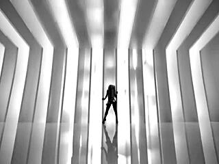 hey, check out ariana grande in focus video