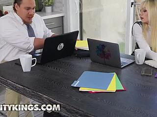 ¡No lo creo! Abogada mandona Justine Jakobs saca vibrador para el coño mojado de su empleada Cecelia Taylor