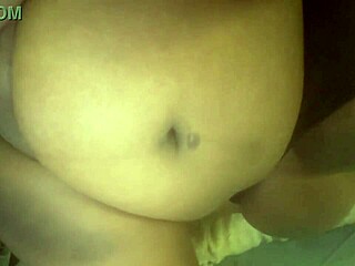 Je ta noseča lepotica z velikimi joški pripravljena na velik črni tič v mokri pički?