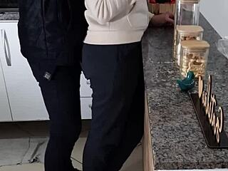 Pastorka, ne moreš počivati niti med zajtrkom brez da te nagnem za tabu jebanje in creampie