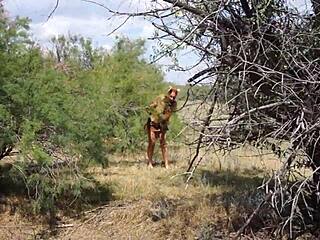 Tímida aborigen con milf madura bailando al aire libre en cosplay