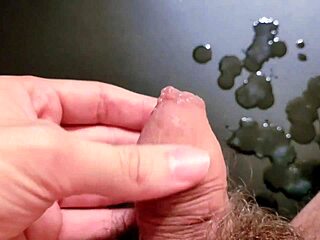 自制独奏高大纹身男巨屌从软到硬撸到海量射精