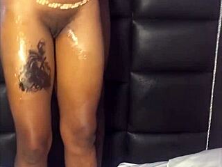 嘿，想看丰满黑妞大腿交手撸指奸吗