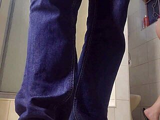 18岁新人无内裤走光露逼边吸大屌