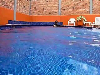 atrapo en la piscina a desconocida golosa de culo enorme y le clavo la verga directo al coño