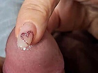 Lecco la figa alla mia amante mentre raggiunge l'orgasmo e poi le sborro in faccia con un facial.