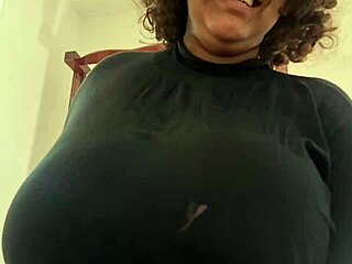 Macocha veľké prsia šéfka tučná cowgirl jazdí obrovské cycki