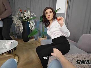 Swap4k Reuzenlul neukt 2 Colombiaanse meiden in vrouwruil seks