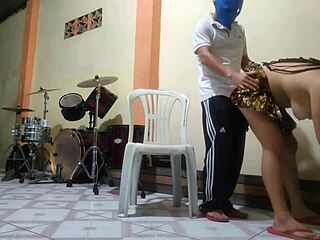 Madrastra con pelo de trenzas esta bien regia y seduce a su hijastro para finalmente follarselo montando la polla del pobre inexperto sexo de madrastra tetona con hijastro atletico