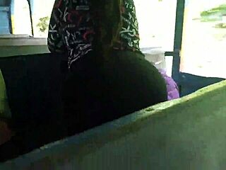 业余巨乳熟女公交车上被陌生人摸屁股