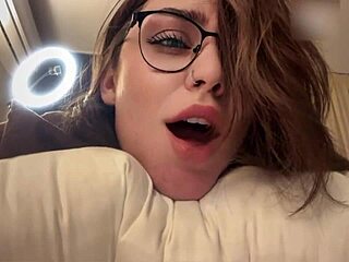 Vroča brineta študentka v očalih z velikim ritjo dobi facial v fakultetnem sex tapu