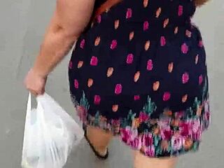 Sigo y le levanto la falda a mujer en la calle