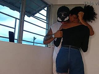 mientras mi hermanastra graba bailando yo follo su culito apretado