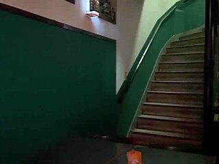 Doble penetracion happens to rockera chica right at the bar exit