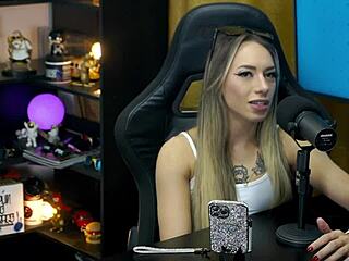 bianca demarchi shows her body silhouette bites ruan's ear and neck what a turn-on podcast pãpum no barraco