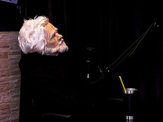 يعني مش هقرن مع أوروام عشان خرج مع مشاهير وعرض ثدييه - بيلينها باراتشو أحمر شفاف