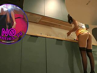 Seksi ev hanımı mutfakta yüksek topuklu çoraplı minici etekle külot flaşlıyor