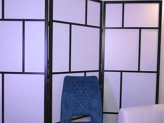 Kráska tančí nahore bez velkýma prsama po klubu a mokne na homemade webce