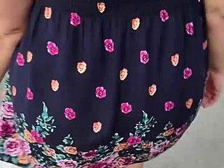 Sigo y le levanto la falda a mujer en la calle