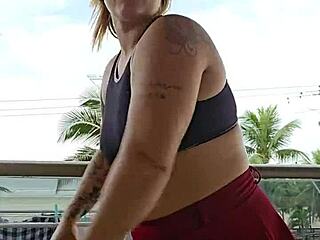 Mostrando Os Fundos Na Sacada