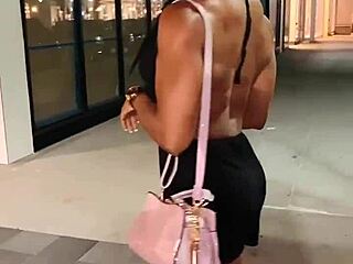 Wooa, check deze erotische geile spierbabe die hard flexet! 💪🔥😍