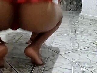 sensualizando e peladinha essa casada