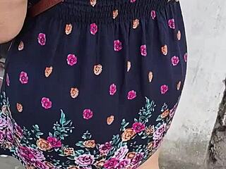 Sigo y le levanto la falda a mujer en la calle