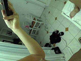 duas gatas enjoy chupando on that big cock until creampie finish