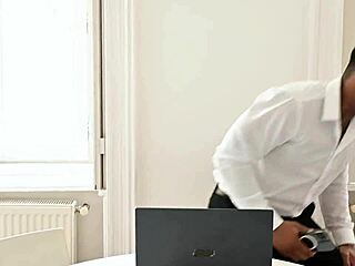 Hey, stunning cleaner Tiffany Tatum takes messy facial from BBC client GP2980! 😈