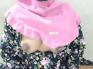 Kakak tiri Arab jilbab coli santai pake dildo buat pacar
