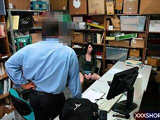 Genç hırsız kız sakso ve doggy sikiş teklif ediyor