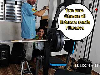 Funcionários transam no depósito durante o expediente no escritório com beijos e toques leves