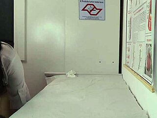 enfermeira e est�tica observa ere��o do paciente