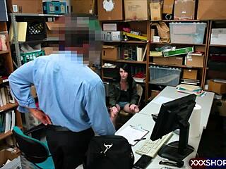 Genç hırsız kız sakso ve doggy sikiş teklif ediyor