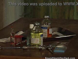 Dominantna lezbička veže sužnjo za divje prstnenje in poljubljenje