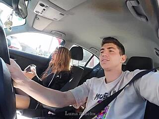 Morena cachonda se folla a conductor de taxi para pagar el viaje -Luna Black 😈🚕