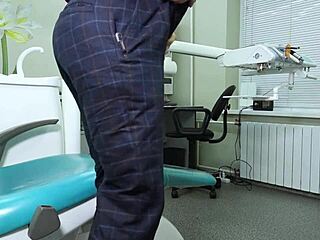 Poglej to seksi zobozdravnico v očalih, ki sesa kurac in dobi spermo v usta 😘