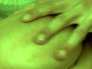 Han räddar blondinen efter cykelolyckan och knullar hemma hos henne