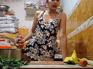 Un dos tres mi primer tutorial de cocina se come la zanahoria por arriba y por abajo antes de ser follada en plena grabacion de sorpresa delicioso cum