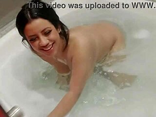 Novinha safada gets playful in the bathtub
