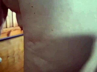 madrasta limpando o chão para esperar filho e amigo para uma dupla penetração com big tits exhibitionist milf