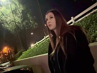 Olasz dögös milf Artemisia Love hosszú hajjal outdoor szoló cigizés