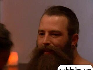 Kåta par fastnade i enorm gruppsex på röd-rums-orgie